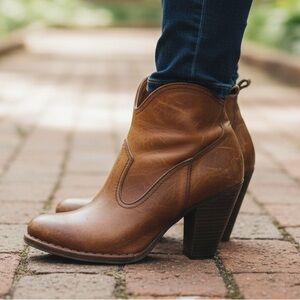 Frye Madeline Heeled Zip Ankle Booties Cognac Distressed Whiskey Color size 7.5